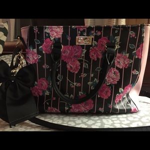 #betsyjohnson floral and pin stripe bag 🎀